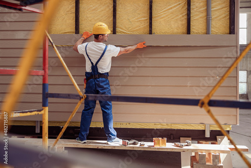Murais de parede Male worker building cabin at construction site