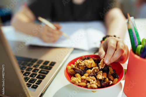 Canvastavla Modern pupil having online education and eating healthy snack