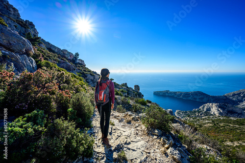 Silhouette de femme dans les calanques 