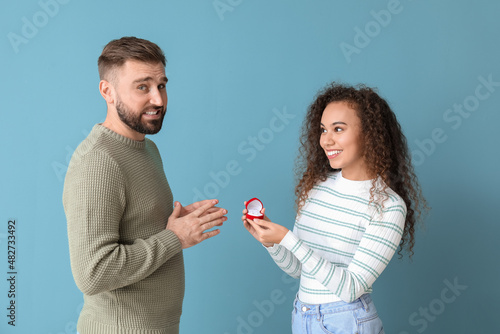 Young woman proposing to he...