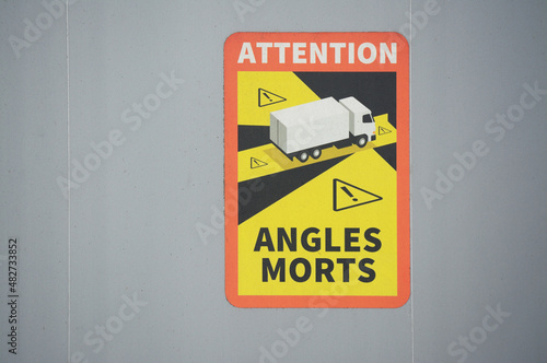 Panneau, attention angles morts, sur les camions.
 photo