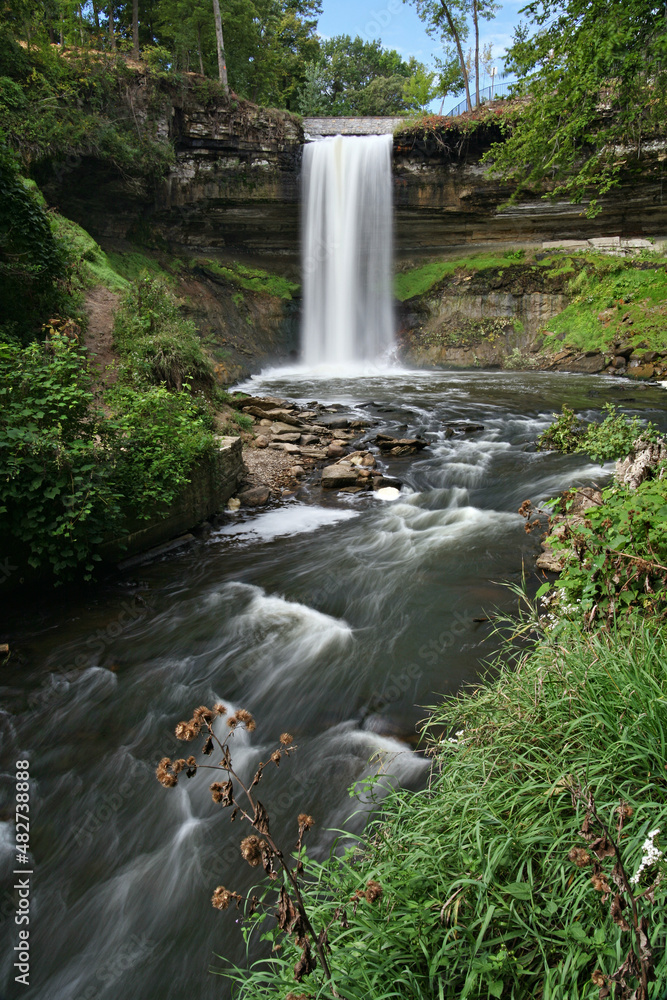 Obraz premium Minnehaha Falls in Minneapolis Minnesota in summertime