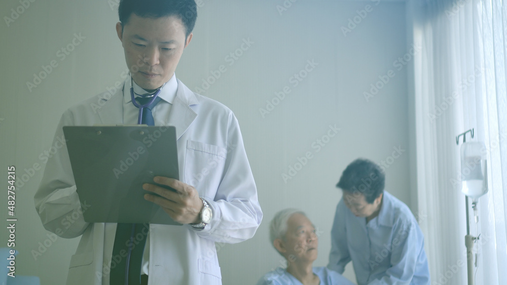 Obraz premium Asian young doctor writing down senior symptom disease note planning on medical plan