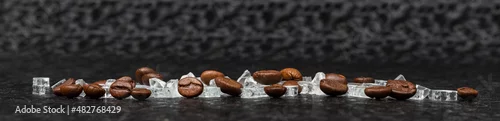 Panel kuchenny z motywem ziarna kawy na ciemny tle