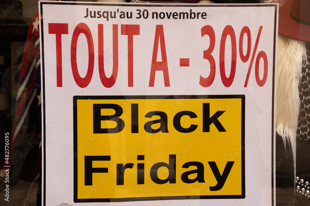 affiche sur une vitrine de magasin annonçant des remises pour le black Friday affiche sur une vitrine de magasin annonçant des remises pour le black Friday