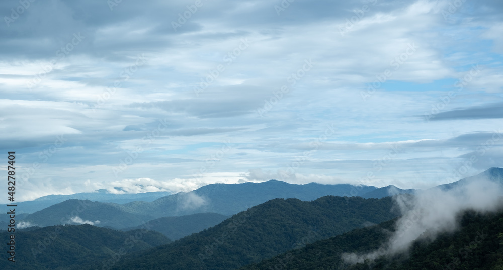 Obraz premium Surreal landscape of morning foggy..Morning clouds at sunrise.Landscape of fog and mountains of northern Thailand.