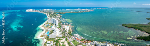 Obraz na plátně Aeria view of the complex of hotels and beaches on the shores of the Gulf of Mexico in Cancun, Zona Hoteliera