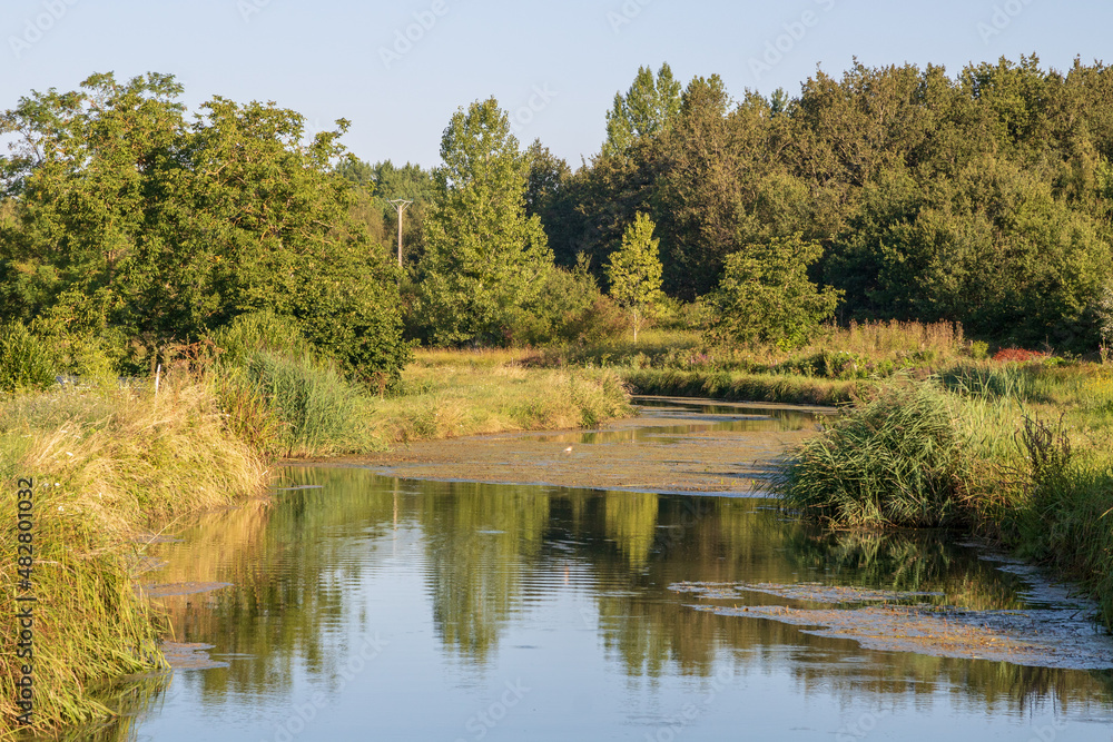 Le Canal du Berry vers Selles-sur-Cher - Loir-et-Cher Le Canal du Berry vers Selles-sur-Cher - Loir-et-Cher