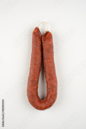 Longaniza de chorizo sobre fondo blanco, típico de España