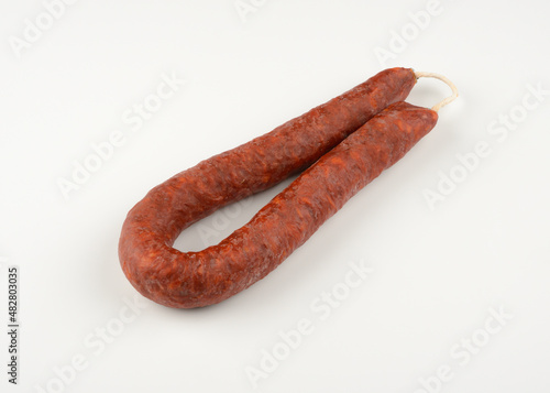 Longaniza de chorizo sobre fondo blanco, típico de España
