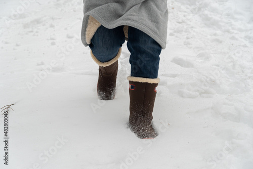 雪の中を歩く