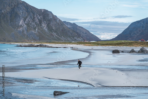 Obraz na płótnie Man running on a Norwegian beach w salonie