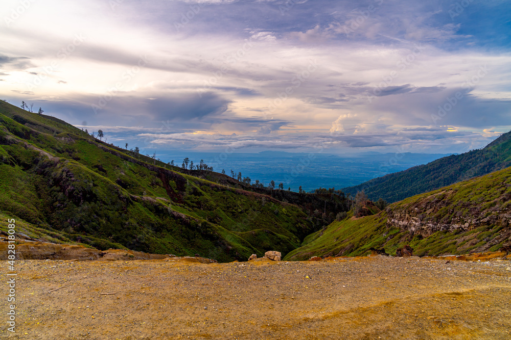 Naklejka premium Ijen track mountain view, Indonesia
