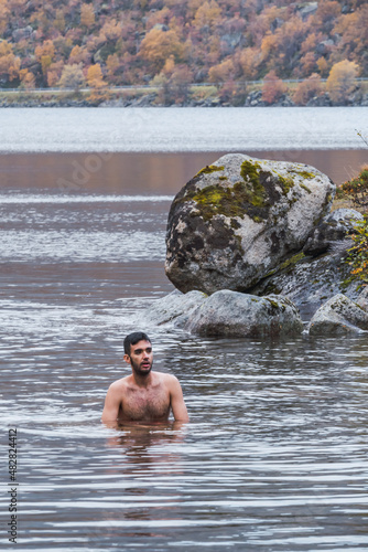Obraz na płótnie Man bathing in a lake in Norway w salonie