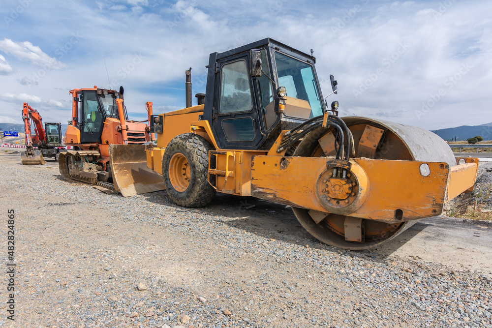 Obraz premium A steamroller at a road construction site