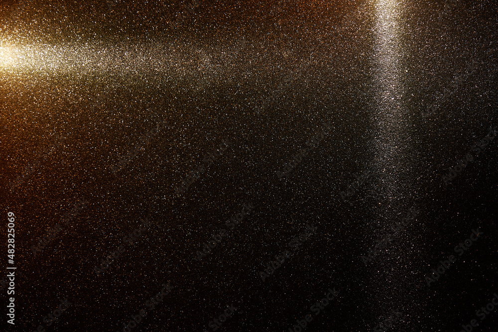 Obraz premium On a black grainy background, perpendicular rays of light