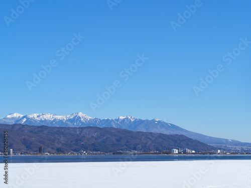 1月下旬（冬） 結氷した快晴の諏訪湖から八ヶ岳方面を望む 長野県諏訪市