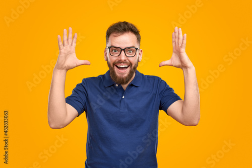 Φωτογραφία Excited man showing huge object in studio