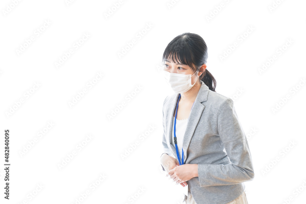 マスクをしてお辞儀をする若いビジネスパーソン