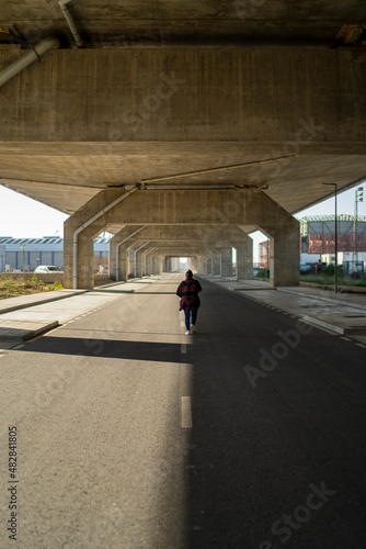 Chica en medio de una carretera despejada andando por el centro © MiguelAngelJunquera