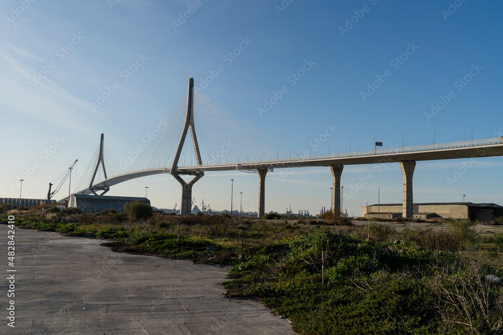 Vistas de un puente conectando dos ciudades al atardecer