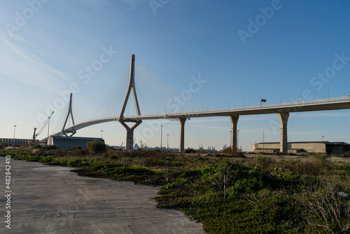 Vistas de un puente conectando dos ciudades al atardecer
