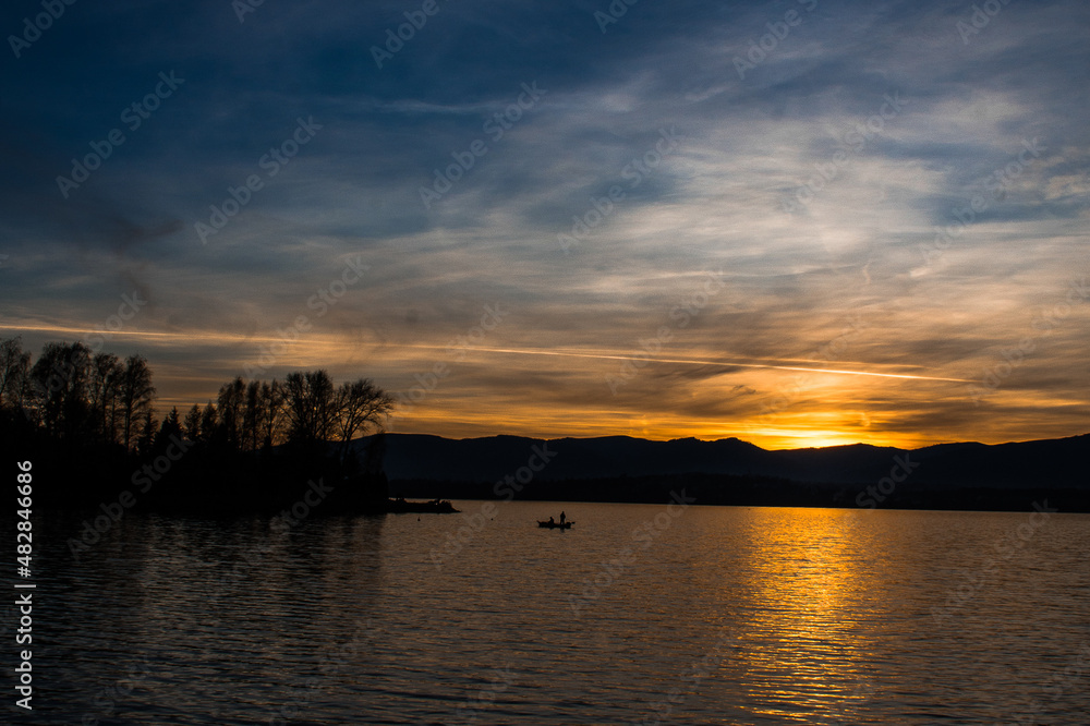 Zachód słońca z pięknym kolorowym  niebem  nad jeziorem