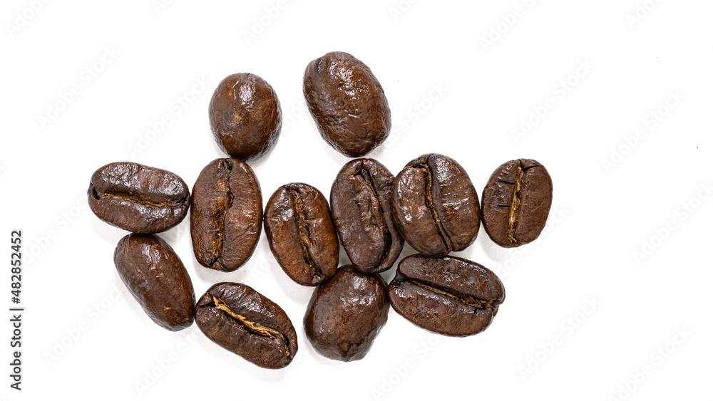 Obraz premium close up coffee beans isolated white background