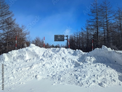 雪で通行止めの道