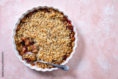 Fotografi Delicious apple and blackberry crumble cake with oat