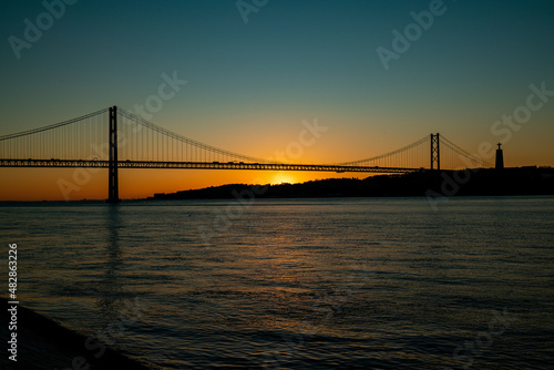Ponte 25 abril Lisboa, nascer do sol © policas