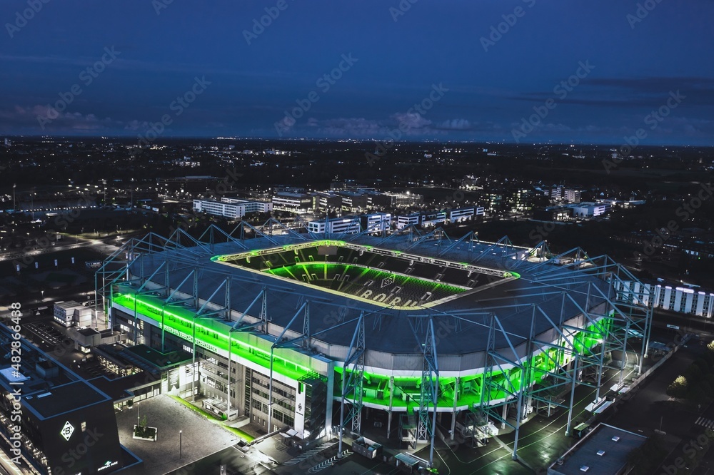 Foto Stock Night aerial view of illuminated Borussia-Park, home stadium for Borussia  Mönchengladbach football club. Monchengladbach / Germany - September 2020 |  Adobe Stock
