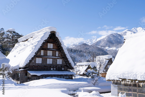 沢山雪が積もった合掌造り