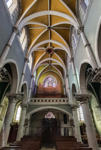 Interior e órgão da Igreja Notre-Dame-de-la-Purification em Ustaritz no País Basco photo