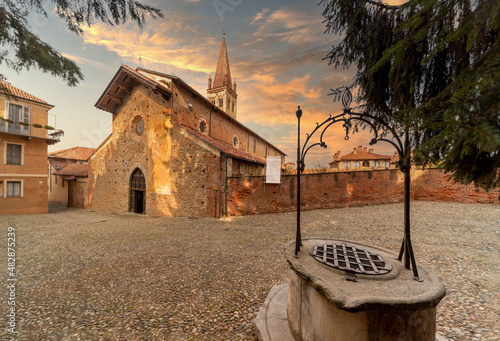 Foto Saluzzo, Cuneo, Italy - October 19, 2021: The Church of San Giovanni (14th centu