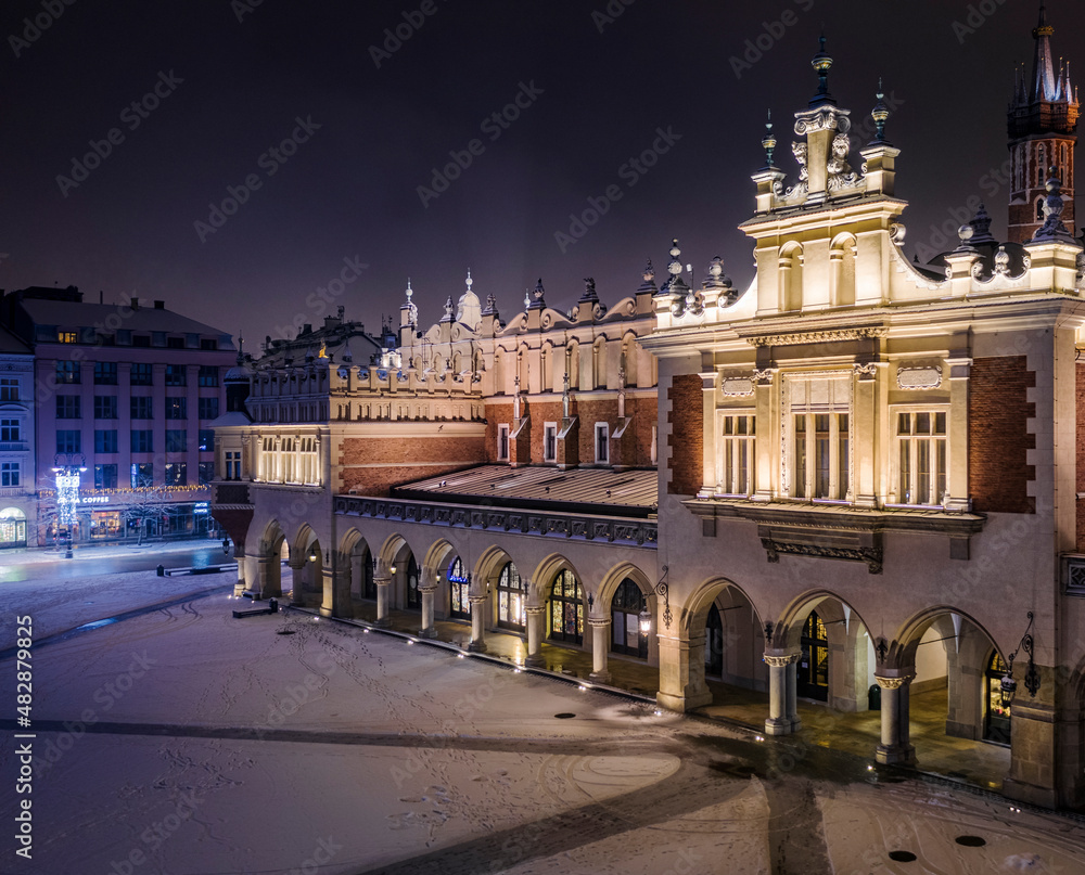 Fototapeta premium Cloth Hall (Sukiennice), Main Square in Krakow at night in winter, Poland