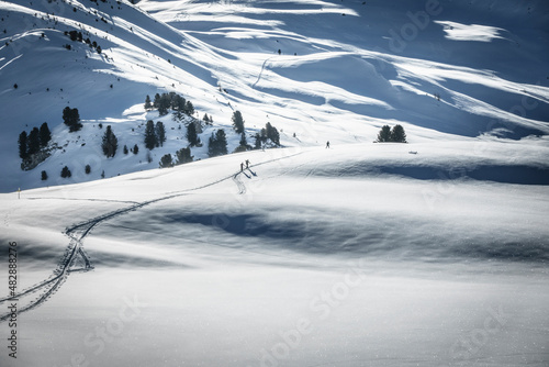 Skitourengeher in einer herrlichen Gebirgslandschaft in Tirol Österreich