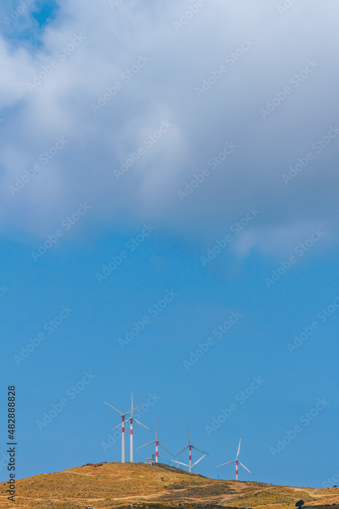 Windräder auf einem Hügel einer Mittelmeerinsel Windräder auf einem Hügel einer Mittelmeerinsel