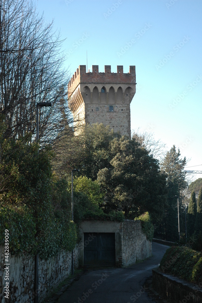 Obraz premium Torre medievale sulla collina di Bellosguardo con panorama di Firenze