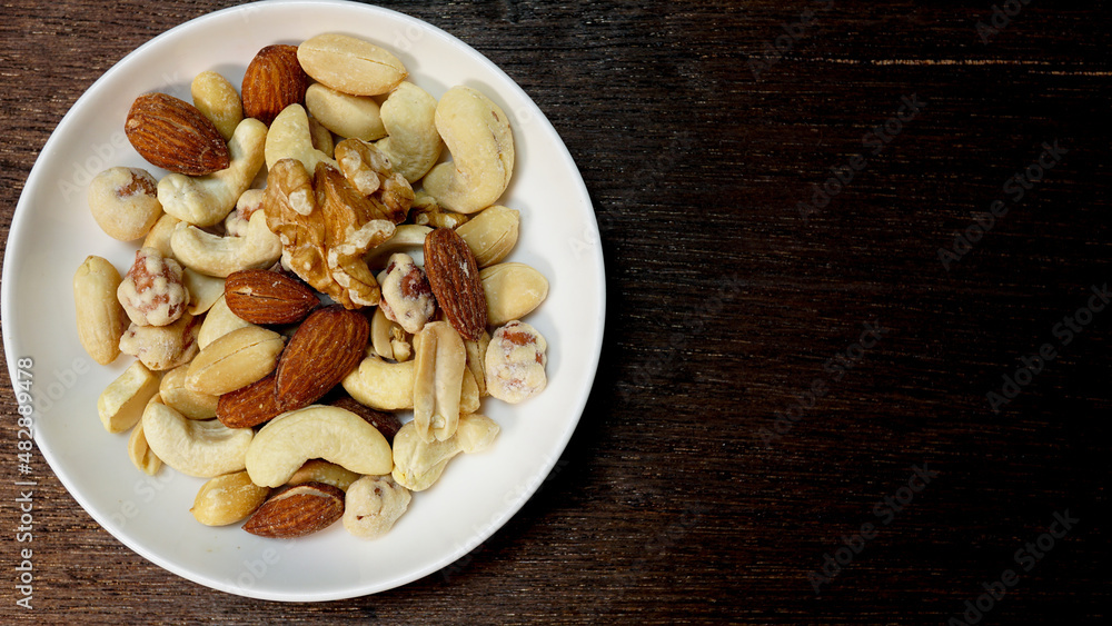 栄養豊富なミックスナッツの写真