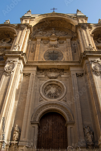 Fachada y portada de la catedral de Granada en Andalucía