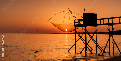 Pêcherie face au soleil couchant devant l'océan atlantique sur la  côte de Jade  du pays de Retz en Loire-Atlantique © jef 77