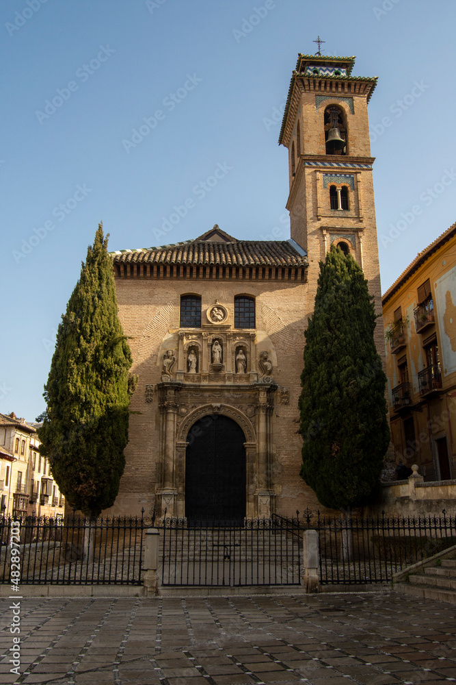 Fachada y entrada de la Igleisa de Santa Ana y San Gil en Granada