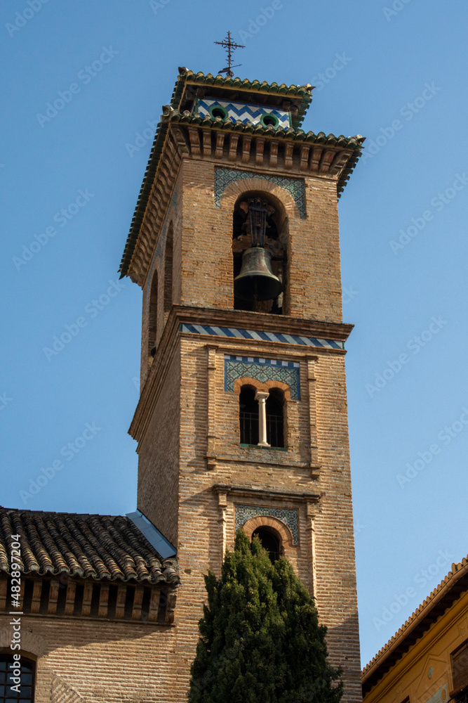 Torre campanario de la Iglesia de San Gil y Santa Ana en la ciudad de Granada