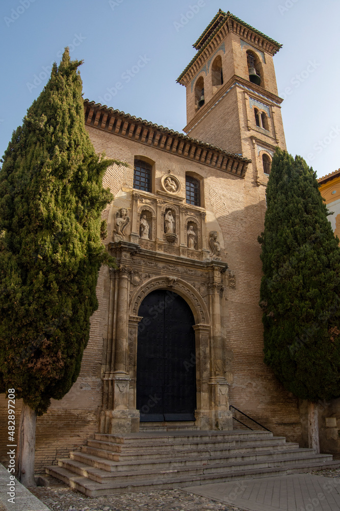 Fachada de la Iglesia de San Gil y Santa Ana en Granada