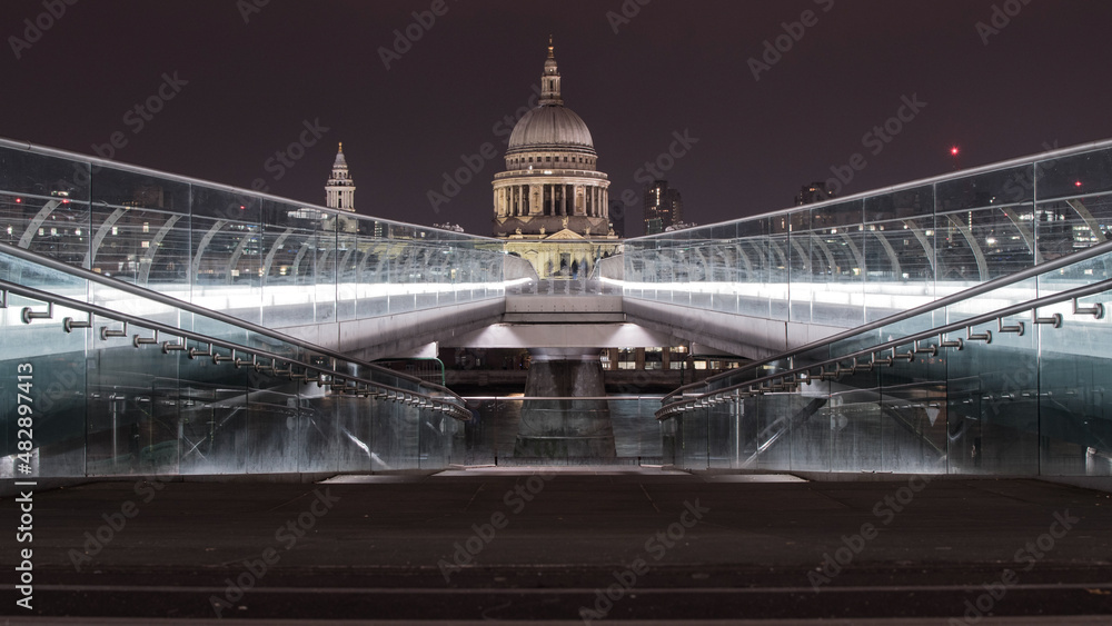 Fototapeta premium St. Paul's Cathedral from the Millennium Bridge