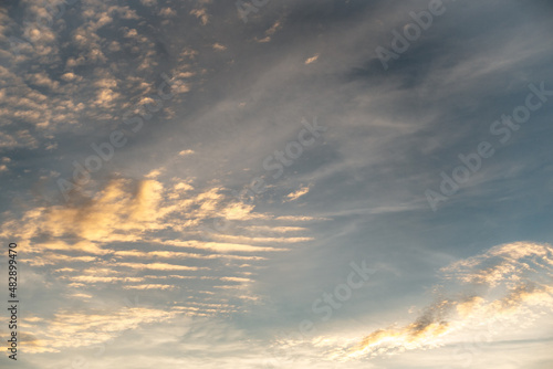 Ciel avec nuages au coucher de soleil. © ODIN Daniel
