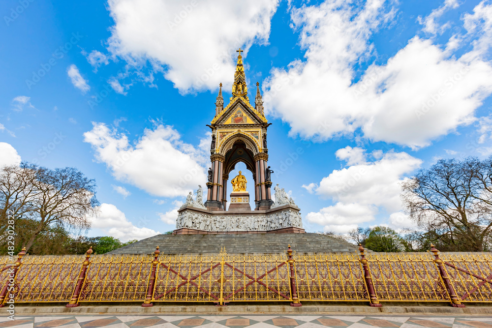 Fototapeta premium Sunset view of The Albert Memorial in Hyde Park