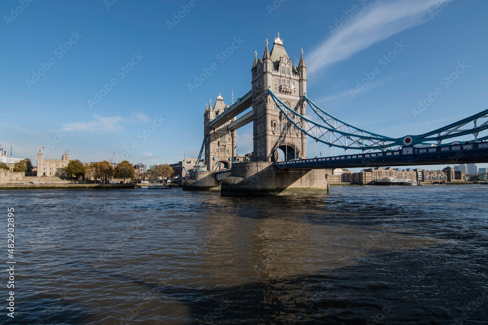 Obraz premium Unusual perspectives of London's Tower Bridge