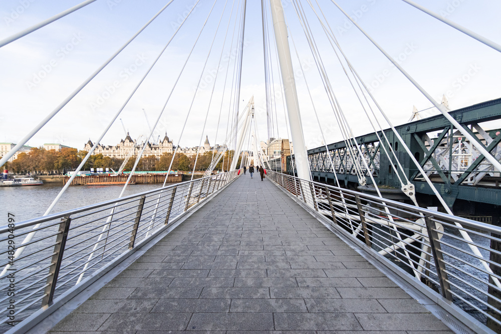 Obraz premium View of the Golden Jubilee Bridges